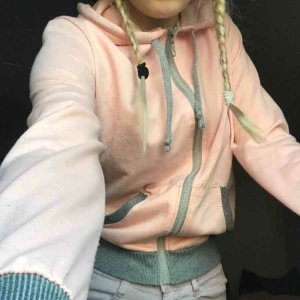  - Rosa superskön luvtröja med gråa detaljer. Storlek M men passar Xs, S, M och L. Frakt tillkommer!🌸