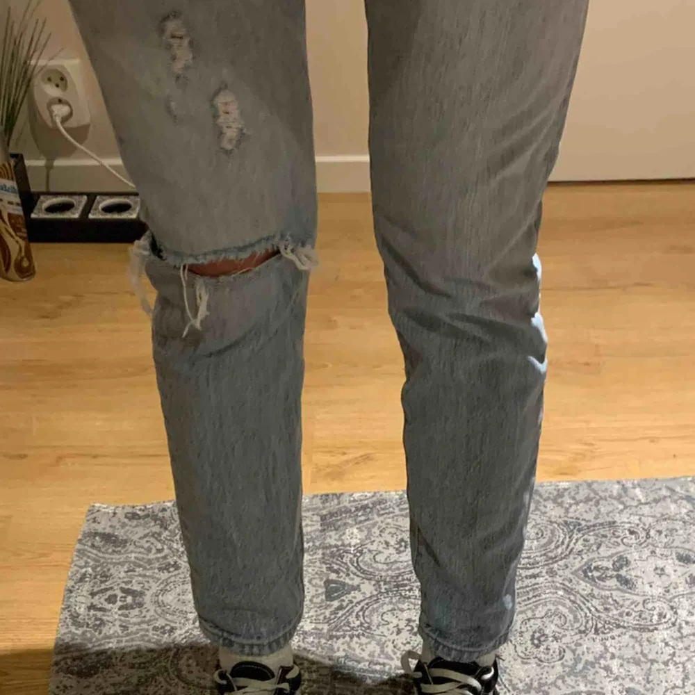 Snygga Levis byxor som har blivit för små för mig. Minns inte längden på byxorna men jag är 1,70 och byxorna slutar i en perfekt längd. Nypris 1000kr. Jeans & Byxor.