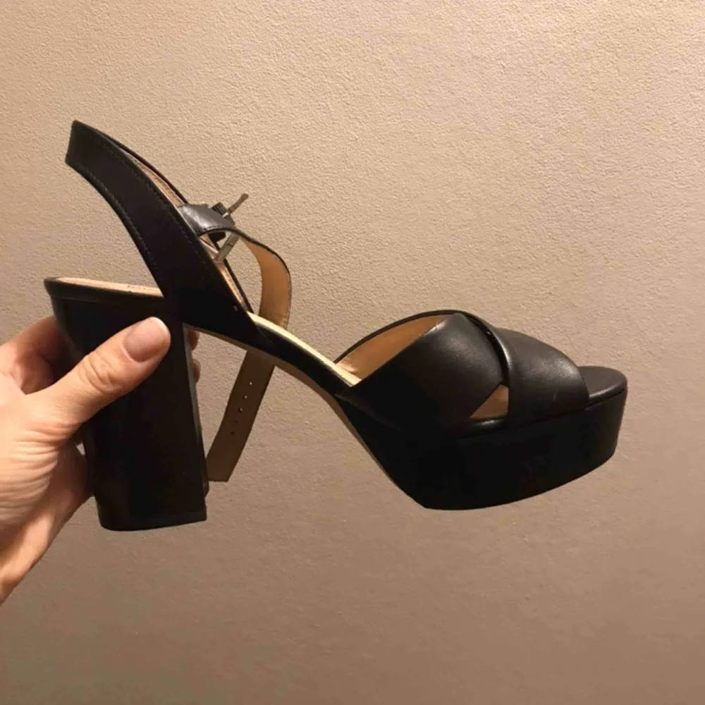 Michael Kors black leather sandals on platform. Completely new and selling because of the size. No negotiation, I already set down the price.. Skor.