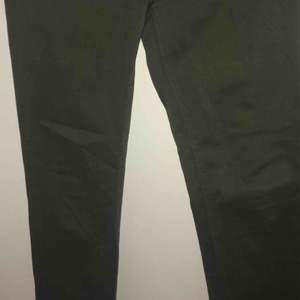 mörkgröna jeans från Zara. använda 4 gånger sommaren 2018 sen dess har de bara legat i garderoben. de är i bra skick, inte slitna eller avfärgade, det enda som är lite slitet är öglorna där man sätter i bältet som syns på tredje bilden.