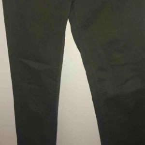  - mörkgröna jeans från Zara. använda 4 gånger sommaren 2018 sen dess har de bara legat i garderoben. de är i bra skick, inte slitna eller avfärgade, det enda som är lite slitet är öglorna där man sätter i bältet som syns på tredje bilden.