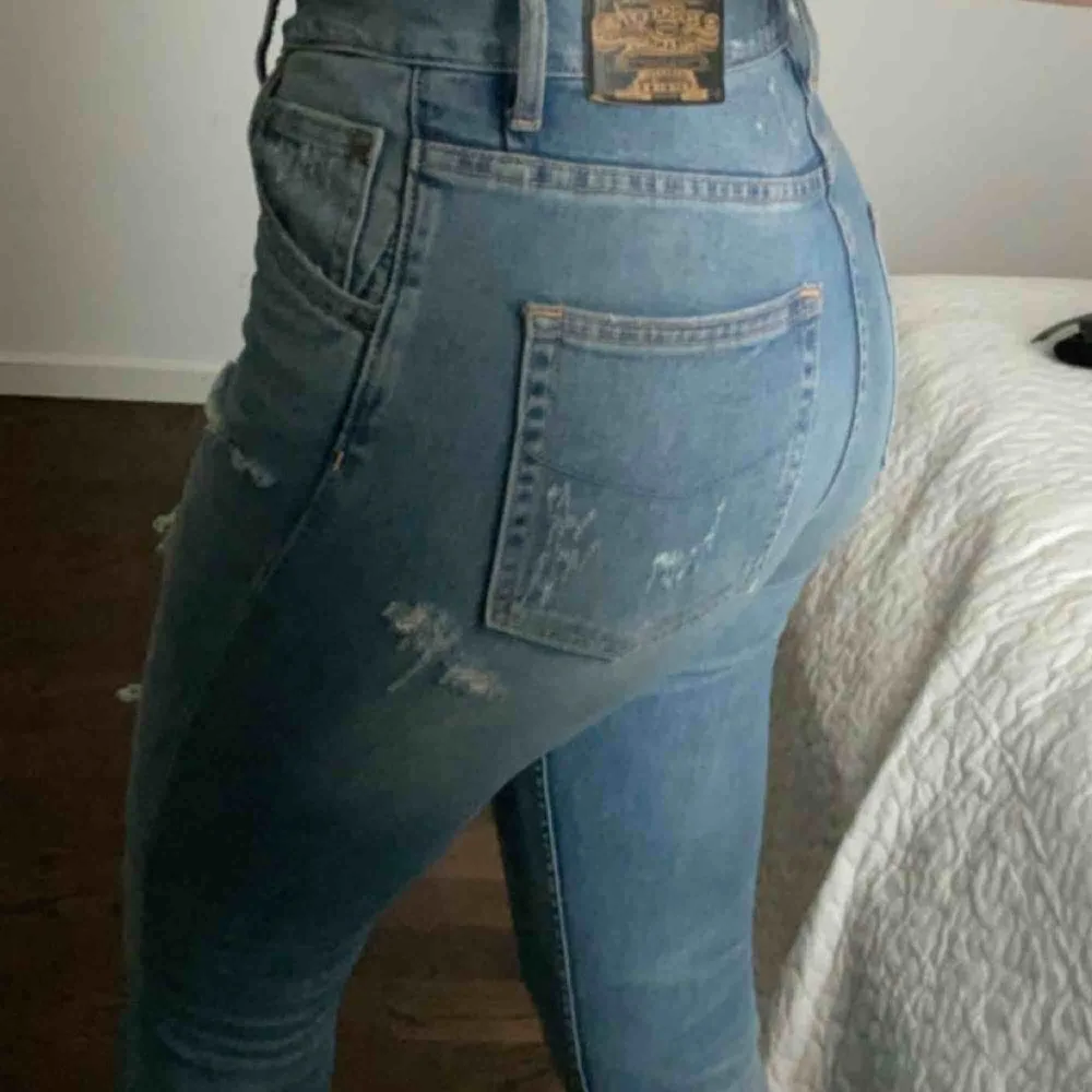 Boyfriend-jeans från Crocker Jeans. Jag är en 27/30 och har använt dessa som tighta jeans så funkar bra som båda✨. Jeans & Byxor.