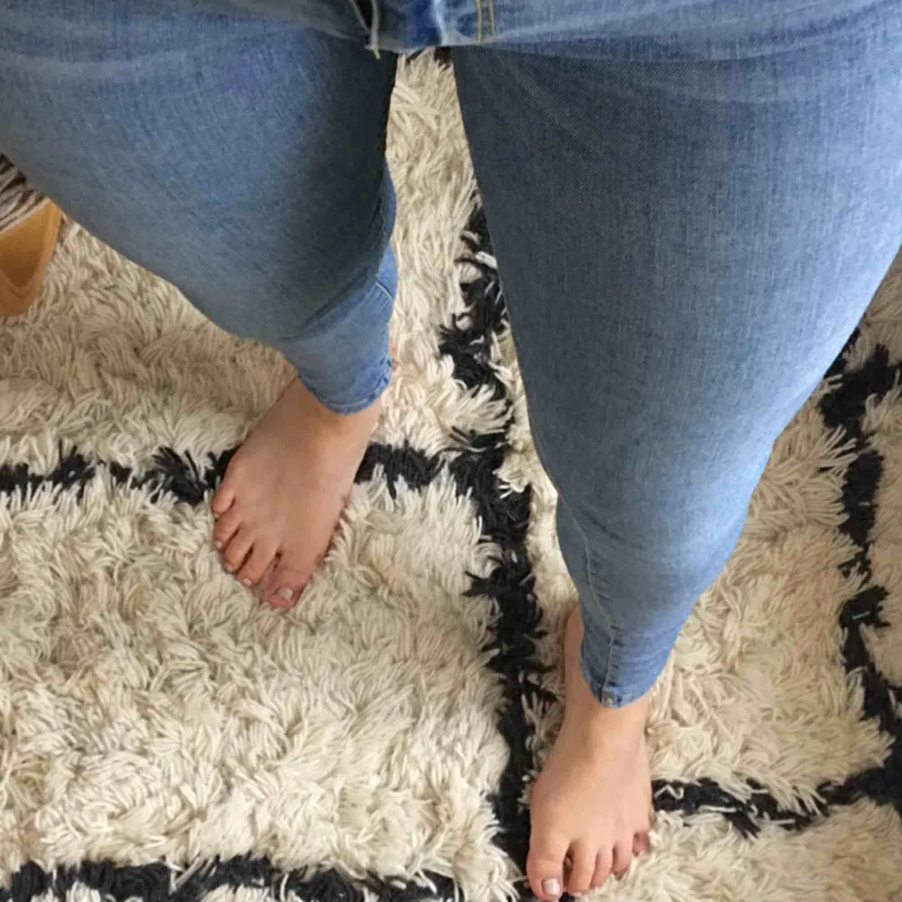 Superfina Skinny jeans från Gina. Supersköna och sparsamt använda! Säljer pga att de ej kommer till andvändning längre. 💕. Jeans & Byxor.