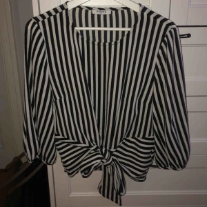  - Randig blus från vero moda/pieces, lite kortare ärmar, knyts med rosett framtill men kan även knytas bakom ryggen t.ex. Använd några gånger men i bra skick. Passar även om man har L i vanliga fall Frakt 50kr, pris kan diskuteras.