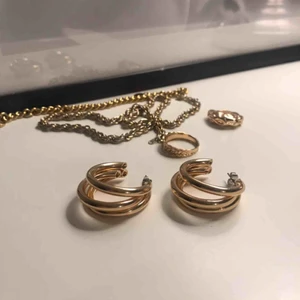  - Trendiga örhängen, aldrig använda 