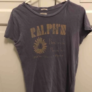  - Jättesnygg vintage tröja ifrån Ralph Lauren. Obs! Ett litet hål vid armhålan, se bild 3. I bra skick. Fraktar eller möts upp i Stockholm