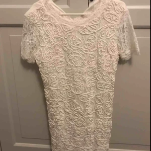  - Säljer en jättefin klänning jag endast använt en gång på en skolavslutning. Säljer pga använder ej. Fraktar eller möts upp i Stockholm