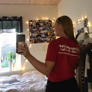  - Röd wrangler t-shirt med märke på ryggen i vitt. Tröjan är i väldigt bra skick och säljer då den aldrig kommer till användning