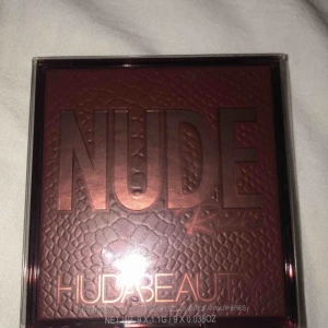  - HUDA BEAUTY NUDE RICH PALETTE — köpt för 360kr säljes för 200 då jag beställde fel helt ny! Perfekt julklapp!