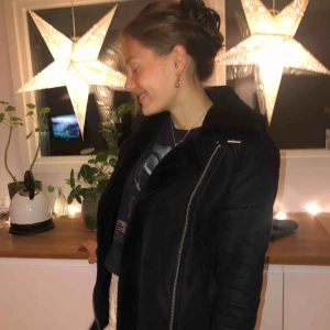  - Cool bikerjacket från topshop med fluffig krage. Fake läder! Nypris 600kr. 