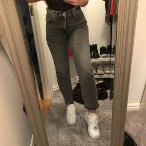 - Säljer jeans från Zara pga dem är för smala, ska egentligen vara väldigt lösa runt benen. Jag är 161 cm om det hjälper 💖 Kan mötas upp i Malmö eller Lund annars betalar köparen för frakt 🥰
