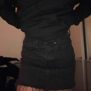  - Svart jeanskjol från Zara i storlek XS💓 knappt använd och är i bra skick, köparen står för frakt!