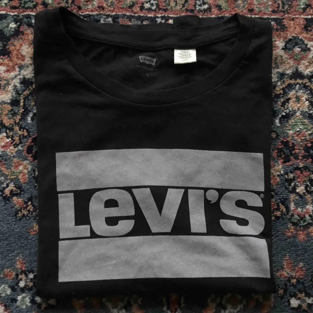Levis tröja i storlek S🖤 frakt tillkommer på 40kr. T-shirts.