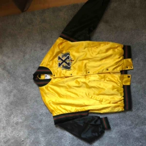  - Frakt ingår! Aldrig använd bara testad. Perfekt till våren. De ä tunt tyg