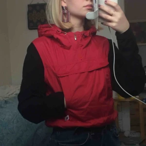  - Ascool väst i storlek xs/s. I superbra skick! Kan skicka fler bilder om det önskas. Möts på södermalm❤️ Frakt + 39 kr