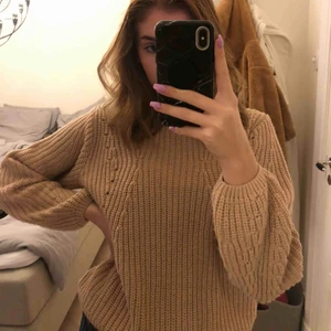  - En super fin stickad tröja från ginatricot😁 Den är sparsamt använd så den är i super bra skick! Frakt: 42kr