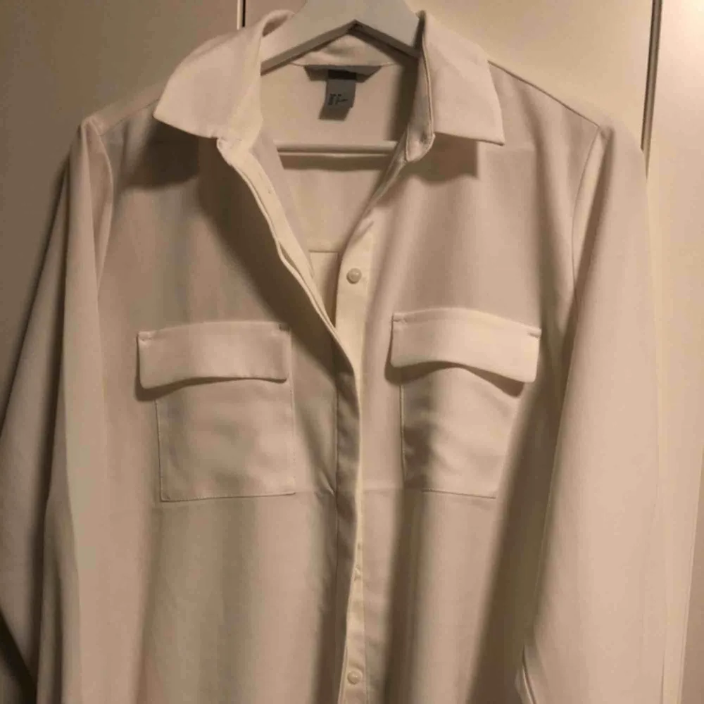Underbar blus/skjorta med två stora fickor (trendalert!!) 💟 Använd ett fåtal gånger. Knapparna är snyggt dolda. Strl 38 från H&M. Skjortor.