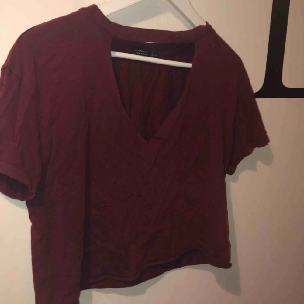 Jättesöt croppad tröja från Bershka i storlek S  Unik urringning med chokerband upptill  Använd Max 2 gånger 🌸. T-shirts.