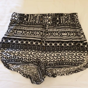  - Svart och vit mönstrade shorts. Frakt tillkommer! 