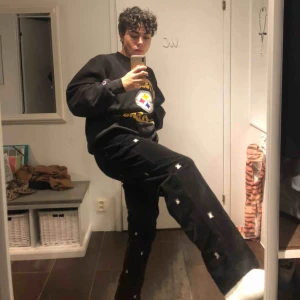  - coolaste brallorna i världen, från ett skejtmärke som heter buttergoods. säljer dem för en steal för jag är coolaste grabben som finns, yalla köp! kan mötas upp samt om ni vill ha bilder på byxorna bara är de ba dma! Dem kostar 1k rrp