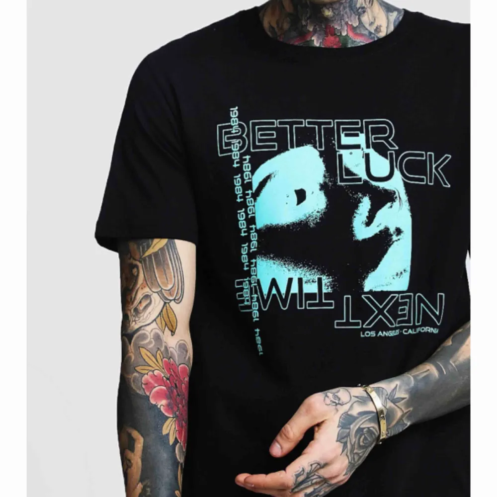 Jättesnygg t-shirt från Boohoo med tryck! Strl S men oversized så passar även M-L beroende på hur man vill att den ska sitta. Jättesnygg att knyta eller vika upp om man vill ha den kortare🦋. T-shirts.