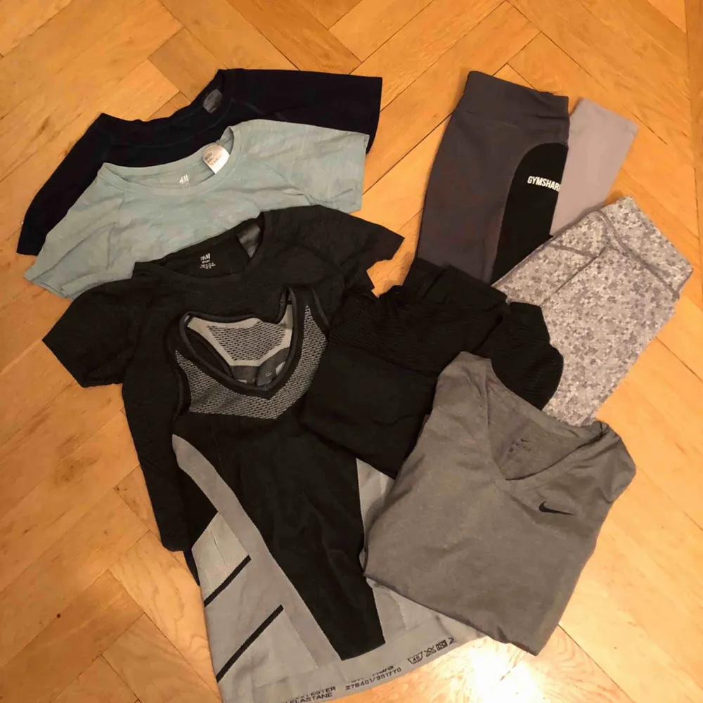 Paket med träningskläder. Långärmade tröjor från Nike  & Rönhisch, tights från Gymshark, linne osäker på märke men använt bara en gång och t-shirts från H&M.  Alla är M förutom mörkblå t-shirten som är en liten L.   Möts i Sthlm eller postar. Övrigt.