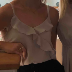  - Beige topp från Gina tricot. Möts upp i Gbg eller fraktar mot fraktkostnad. 