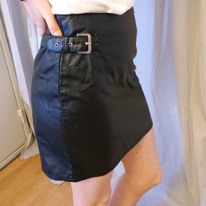  - Supercool kjol från Hm i läderimitation. 🤩 Den är oanvänd och lappen sitter kvar. I storlek 38, men passar mig som har 36 också. Dragkedja baktill! 