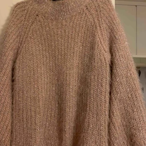  - Stickad tröja ifrån Gina Tricot med ballongärmar   Ljusrosa med silvrigt glitter i.   Säljer pga använder inte längre.   I gott skick. 