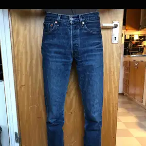 Blåa Levis-jeans. Använt kanske 2 gånger bara.
