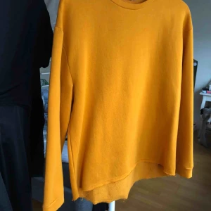  - Sweatshirt i solgul/orange färg med slitning nertill. Från Zara i storlek S. ALDRIG använd och därav i HELT NYTT skick!