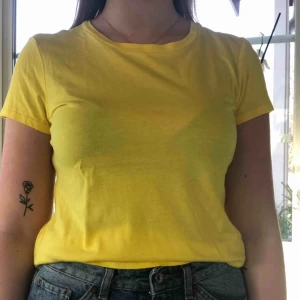  - Gul t-shirt från H&M. Köparen står för frakt🥰