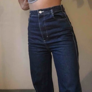  - Blåa jeans från Weekday med vita sömmar, hög midja och vida byxben. ✨✋🏼