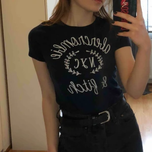  - Marinblå Abercrombietröja. Den är i storlek 13/14 år från barnavdelningen men passar en som har XS eller en liten S. Köparen står för frakten. 