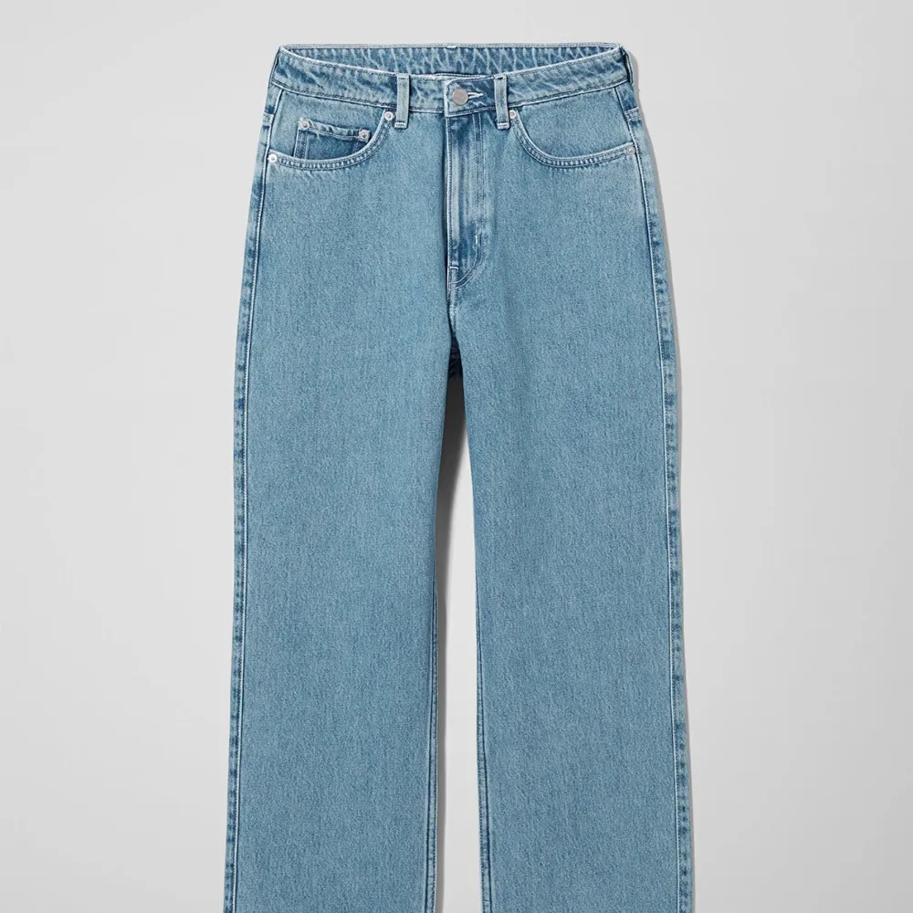 Superfina jeans från weekday I modellen row och färgen sky blue. Storlek 26/30, använda men i mycket bra skick och kvalitet, supersköna!! Säljer då de tyvärr blivit för små för mig. Jeans & Byxor.