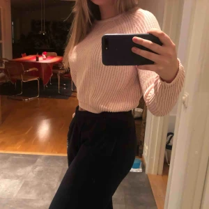  - Cropad ljusrosa tröja från New yorker. Köpt för länge sedan och använd ca 7 gånger. Söt att ha till ett par jeans, kjol, eller över en klänning🤠köparen står för frakt