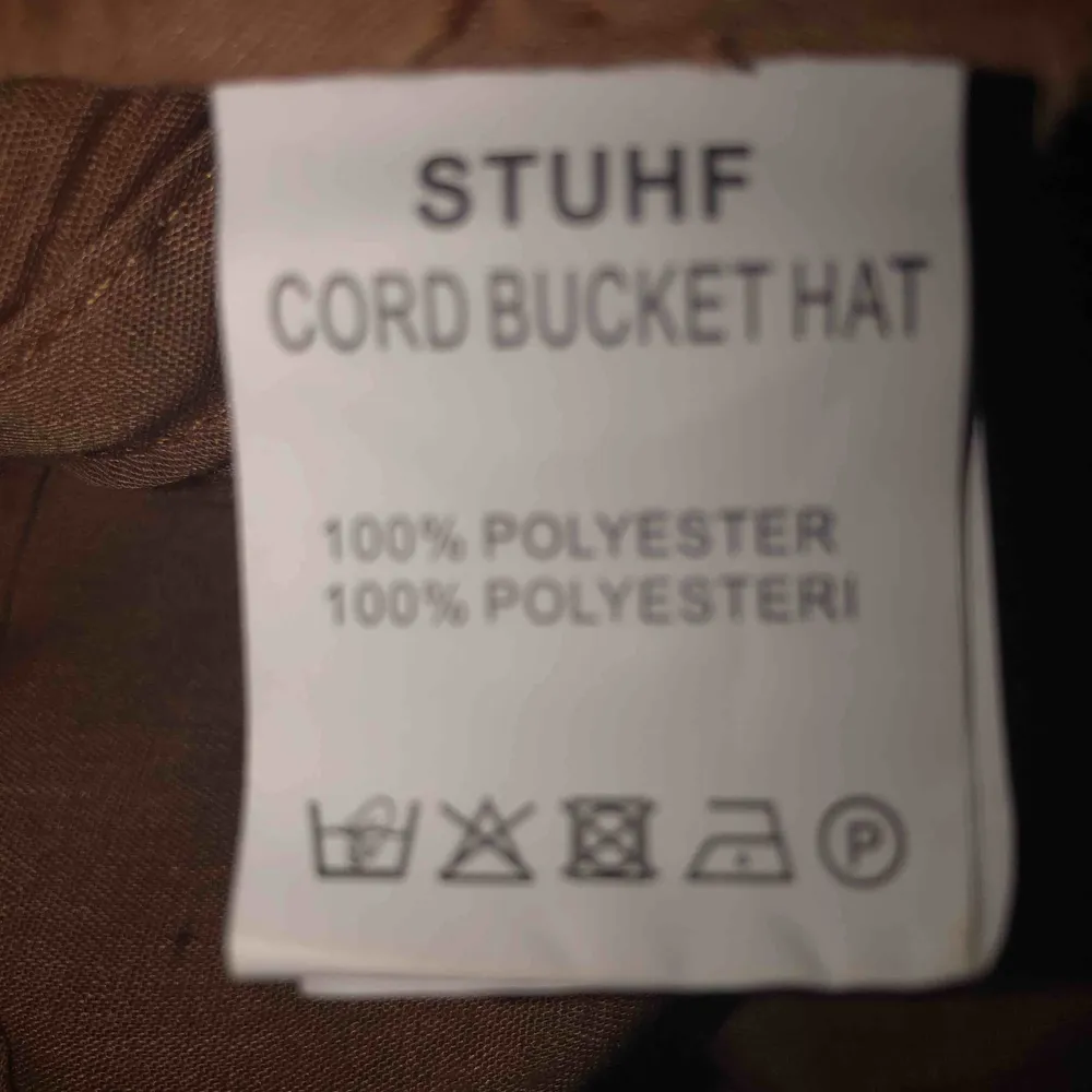 Cord bucket hat från Carlings, kommer inte längre till användning. . Accessoarer.