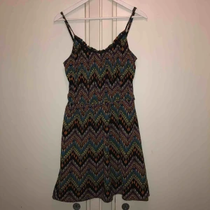  - Bekväm sommarklänning m. Resår i midjan