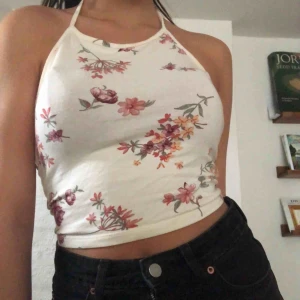  - Blommigt linne från Brandy melville som man knyter bakom nacken. Frakt tillkommer