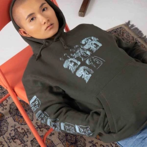  - Riktigt snygg och skön grön hoodie från SCRT. Tryck på bröstet och längs armarna. FRI FRAKT. 