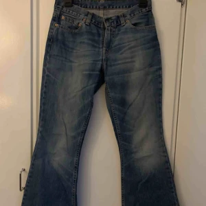  - Blå Levi’s jeans med lågmidja och väldigt vida. Inget fel med dem förutom att märkeslappen är lite sliten som man ser på sista bilden.