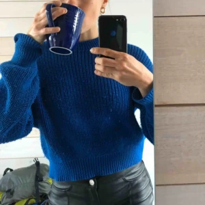  - Stickad tröja i fin blå färg. Frakt på 50kr tillkommer 😃