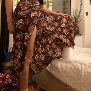  - Fin vinröd blommig kjol i strlk S!!! Köparen står för frakten:)