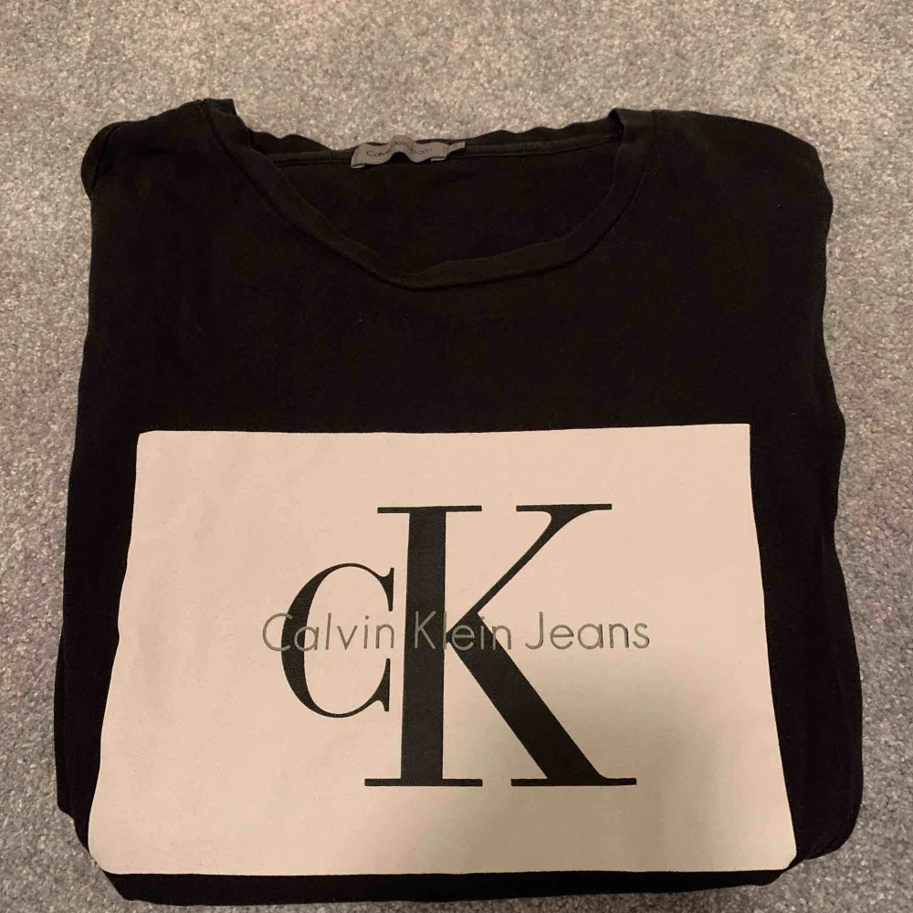 Calvin Klein tröja i storlek S (passar XS och M) . T-shirts.