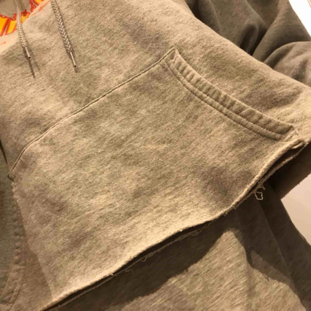 En avklippt trasher hoodie, tyvärr klippte jag sönder fickan (se bild 3)! Sitter snyggt croppad, skriv för fler bilder. Kan mötas upp i sthlm eller frakta😇. Tröjor & Koftor.