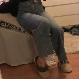  - Wide leg jeans från h&m, använda ca 3 gången. Supersköna och i ett väldigt bra skick! 