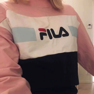  - Collegetröja från Fila. Använd ett fåtal gånger, är som ny!! Nypris 850kr. Frakt inräknad i priset! 🖤💗🖤💗🖤