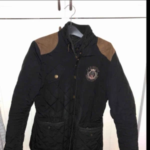 Lexington jacka - Lexington jacka i storlek S. Skickas eller hämtas upp i Sölvesborg. Köparen står för frakten.