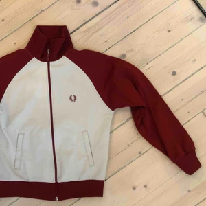  - Zip-hoodie från Fred Perry. Vit/röd 