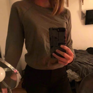  - Grön tjocktröja från hm i storlek XS! Använd fåtal gånger och är i bra skick. Köparen står för frakt💓